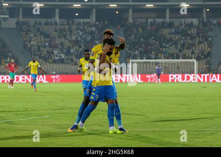 YAOUNDE, CAMERUN - GENNAIO 18: Jim Allevinah del Gabon festeggia con Aaron Boudenza dopo aver segnato il gol durante la partita del gruppo C della Coppa delle nazioni del 2021 tra Gabon e Marocco allo Stade Ahmadou Ahidjo il 18 gennaio 2022 a Yaounde, Camerun. (Foto di SF) Foto Stock