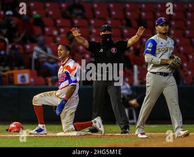 MAZATLAN, MESSICO - FEBBRAIO 03: Joneswhy Fargas di Los Criollos de Caguas Safe è spazzato in terza base, ampayer, umpire durante la partita tra Colombia e Porto Rico come parte della Serie del Caribe 2021 al Teodoro Mariscal Stadium il 3 febbraio 2021 a Mazatlan, Messico. (Foto di Luis Gutierrez/Norte foto) Foto Stock