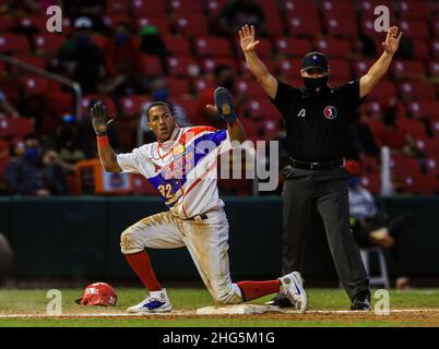 MAZATLAN, MESSICO - FEBBRAIO 03: Joneswhy Fargas di Los Criollos de Caguas Safe è spazzato in terza base, ampayer, umpire durante la partita tra Colombia e Porto Rico come parte della Serie del Caribe 2021 al Teodoro Mariscal Stadium il 3 febbraio 2021 a Mazatlan, Messico. (Foto di Luis Gutierrez/Norte foto) Foto Stock