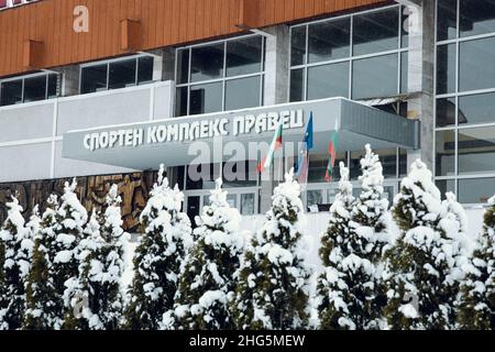 Circa 2020: Il complesso sportivo di Pravets, Bulgaria. Il complesso si trova nel centro della città. La neve copre il terreno. Foto di alta qualità Foto Stock