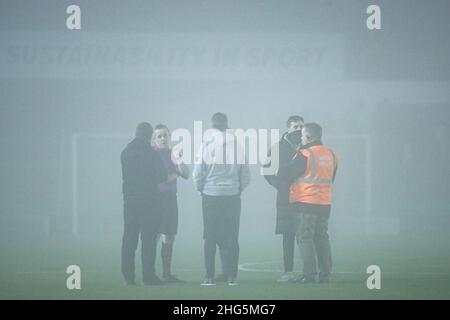 NAILSWORTH, REGNO UNITO. JAN 18th Forest Green Rovers manager, Rob Edwards, e Mansfield Town manager, Nigel Clough, Incontro con l'arbitro Carl Brook e il responsabile della sicurezza per discutere il gioco mentre la nebbia fitta inizia a ambientato prima dell'inizio della partita della Sky Bet League 2 tra Forest Green Rovers e Mansfield Town al New Lawn, Nailsworth martedì 18th gennaio 2022. (Credit: Kieran Riley | MI News) Credit: MI News & Sport /Alamy Live News Foto Stock