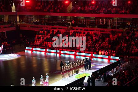 I giocatori inglesi si alzano in piedi per il National Anthem durante la partita Netball Quad Series alla Copper Box Arena di Londra. Data foto: Martedì 18 gennaio 2022. Foto Stock