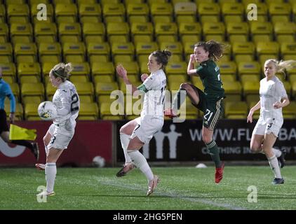 Livingston, Regno Unito. 16th Jan 2022. Tony Macaroni Arena, Livingston, Charlie Wellings (Celtic, #21) spara tra Rachael Boyle (Hibernian, #23) e Joelle Murray (Hibernian, #17) durante la partita della Scottish Women's Premier League 1 tra Hibernian e Celtic alla Tony Macaroni Arena di Livingston, Scozia. Park's Motor Group Scottish Women's Premier League 1 Alex Todd/SPP Credit: SPP Sport Press Photo. /Alamy Live News Foto Stock