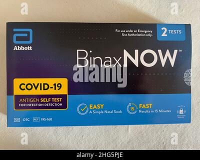 New York, Stati Uniti. 18th Jan 2022. Il kit di autotest Abbott BinaxNOW COVID-19 Antigen in esposizione a New York. L'amministrazione di Biden ha lanciato il suo Web site affinchè gli Americani richiedano i test liberi a-sede COVID-19 il martedì, gennaio 18, 2021. Il lancio del sito COVIDTests.gov è previsto per il 19 gennaio. La settimana scorsa il Presidente Biden ha annunciato che il governo stava raddoppiando l'ordine a 1 miliardi di test. (Foto di Samuel Rigelhaupt/Sipa USA ) Credit: Sipa USA/Alamy Live News Foto Stock