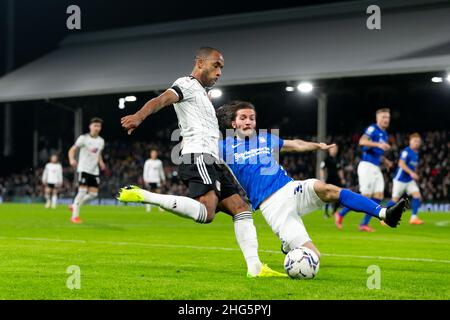 LONDRA, REGNO UNITO. JAN 18th Denis Odoi di Fulham in azione durante la partita del Campionato Sky Bet tra Fulham e Birmingham City al Craven Cottage, Londra martedì 18th gennaio 2022. (Credit: Juan Gasparini | MI News) Credit: MI News & Sport /Alamy Live News Foto Stock