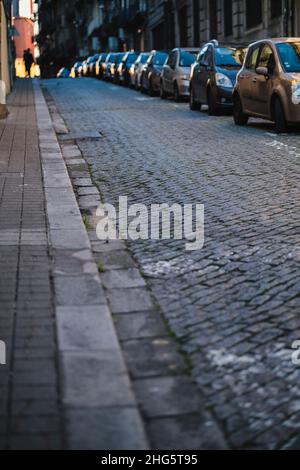 Marciapiede in ciottoli su una strada stretta nel vecchio quartiere di Porto, Portogallo. Foto Stock