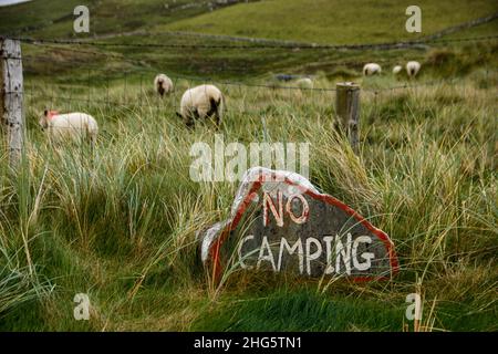 Cartello in pietra che vieta di campeggiare su un prato vicino a Lackenakea Bay Beach, County Cork, Irlanda Foto Stock