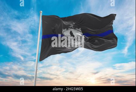 Bandiera linea blu dello stato del Vermont, Stati Uniti a cielo nuvoloso sfondo al tramonto, vista panoramica. Bandiera della polizia degli stati Uniti d'America. Spazio per copiare un divieto ampio Foto Stock