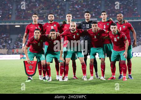 YAOUNDE, CAMERUN - GENNAIO 18: Squadra nazionale di Marocco posa per foto di squadra, dall'alto a sinistra Adam Masina, Youssef en-Nesyri, Sofian Chakla, Munir Mohamedi, Nayef Aguerd, Ayoub El Kaabi, dal basso a sinistra: Fayal Fajr, Achraf Hakimi, Sofyan Amrabat, Azzedine Ounahi, Ilias Chair durante la partita del gruppo C della Coppa delle nazioni 2021 tra Gabon e Marocco allo Stade Ahmadou Ahidjo il 18 gennaio 2022 a Yaounde, Camerun. (Foto di SF) Foto Stock