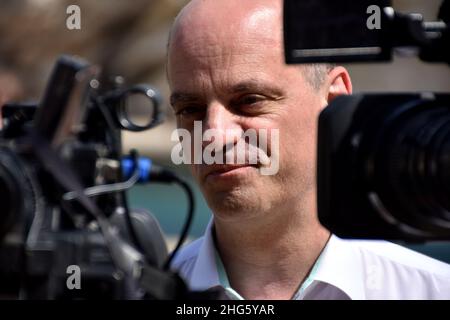 Marsiglia, Francia. 1st ago 2017. Jean-Michel Blanquer, ministro francese dell'istruzione, parla ai giornalisti durante la visita a un Centre Sportif de Plein Air (UCPA) a Marsiglia. Il ministro nazionale dell'istruzione Jean-Michel Blanquer è attualmente accusato di ritornare dal suo soggiorno a Ibiza il 2 gennaio 2022, il giorno prima dell'inizio dell'anno scolastico e nonostante la preoccupante situazione sanitaria. Il Ministro ha quindi annunciato dalle Isole Baleari il protocollo per le scuole applicabile il giorno successivo. (Credit Image: © Gerard Bottino/SOPA Images via ZUMA Press Wire) Foto Stock