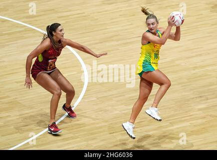 Liz Watson in azione in Australia durante la partita Netball Quad Series alla Copper Box Arena di Londra. Data foto: Martedì 18 gennaio 2022. Foto Stock