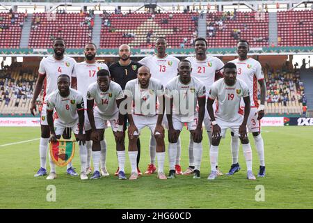 YAOUNDE, CAMERUN - GENNAIO 18: Nazionale della Guinea posa per la foto di squadra dall'alto a sinistra: Ibrahima Sory Conte, Ousmane Kante, Aly Keita, Mohamed Ali Camara, Sory Kaba, Issiaga Sylla dal basso a sinistra: Naby Keita, Ilaix Moriba, Jose Kante, Ibrahima Cisse, Mamadou Kane durante la partita del gruppo B della Coppa delle nazioni 2021 tra Zimababwe e la Guinea allo Stade Ahmadou Ahidjo il 18 gennaio 2022 a Yaounde, Camerun. (Foto di SF) Foto Stock