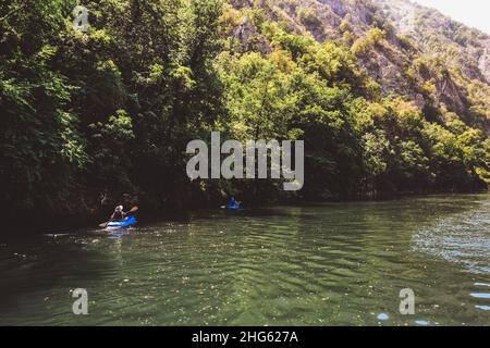 Vista sul lago nel canyon di Matka nelle vicinanze di Skopje, Repubblica del Nord Macedonia in estate Foto Stock