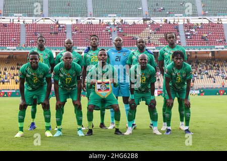 YAOUNDE, CAMERUN - GENNAIO 18: La squadra nazionale dello Zimbabwe posa per la foto di squadra dall'alto a sinistra: Never Tigere, Gerald Takwara, Peter Muduhwa, Talbert Shumba, Admiral Muskwe, Dal basso a sinistra: Godknows Murwira, Knowledge Musona, Teenage Hadebe, Bruce Kangwa, Jordan Zemura durante la partita del gruppo B della Coppa delle nazioni 2021 tra Zimababwe e Guinea allo Stade Ahmadou Ahidjo il 18 gennaio 2022 a Yaounde, Camerun. (Foto di SF) Foto Stock