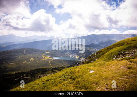 Bellissimo paesaggio dei sette laghi di Rila, Bulgaria. Incredibile foto della natura, montagne e lago. Acqua riflettente in giornata nuvolosa di sole. Foto Stock