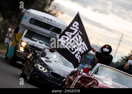 Sacramento, Stati Uniti. 17th Jan 2022. I Rallyists celebrano il leader dei diritti civili Martin Luther King Jr. Al suo compleanno via caravan auto presso la California state University di Sacramento, California, lunedì 17 gennaio 2022. (Foto di Rahul Lal/Sipa USA) Credit: Sipa USA/Alamy Live News Foto Stock