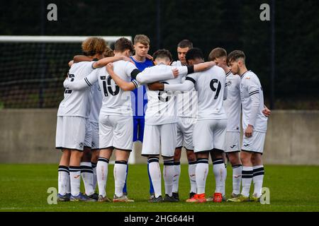 Swansea, Galles. 18 Gennaio 2022. La squadra di Swansea City Under 18s si aggrappa prima della partita della Professional Development League tra Swansea City Under 18s e Sheffield United Under 23s alla Swansea City Academy di Swansea, Galles, Regno Unito il 18 gennaio 2022. Credit: Duncan Thomas/Majestic Media. Foto Stock