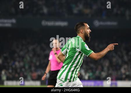 SIVIGLIA, SPAGNA - GENNAIO 18: Borja Iglesias #9 di Real Betis celebra l'obiettivo della sua squadra durante la partita la Liga tra Real Betis e Alavés allo stadio Benito Villamarín il 18 gennaio 2022 a Siviglia, Spagna. (Foto di Sara Aribó/PxImages) Foto Stock