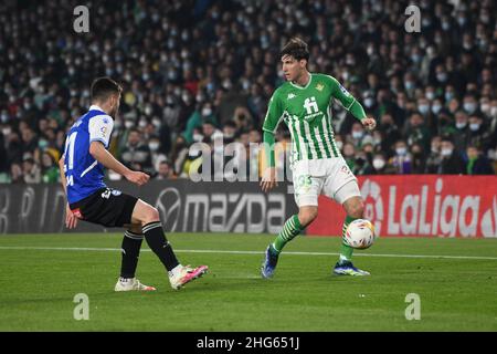 SIVIGLIA, SPAGNA - GENNAIO 18: Juan Miranda #33 di Real Betis controlla la palla durante la partita la Liga tra Real Betis e Alavés allo stadio Benito Villamarín il 18 gennaio 2022 a Siviglia, Spagna. (Foto di Sara Aribó/PxImages) Foto Stock