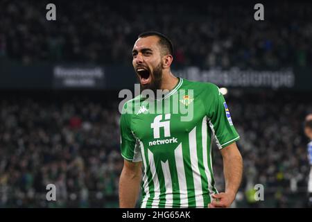 SIVIGLIA, SPAGNA - GENNAIO 18: Borja Iglesias #9 di Real Betis celebra l'obiettivo della sua squadra durante la partita la Liga tra Real Betis e Alavés allo stadio Benito Villamarín il 18 gennaio 2022 a Siviglia, Spagna. (Foto di Sara Aribó/PxImages) Foto Stock