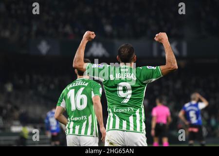 SIVIGLIA, SPAGNA - GENNAIO 18: Borja Iglesias #9 di Real Betis celebra l'obiettivo della sua squadra durante la partita la Liga tra Real Betis e Alavés allo stadio Benito Villamarín il 18 gennaio 2022 a Siviglia, Spagna. (Foto di Sara Aribó/PxImages) Foto Stock