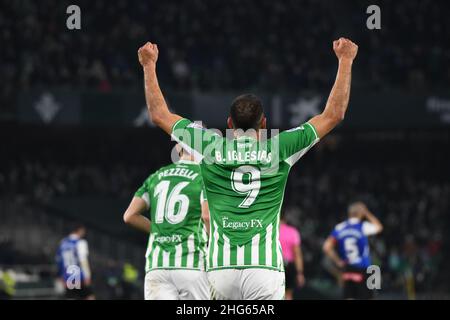 SIVIGLIA, SPAGNA - GENNAIO 18: Borja Iglesias #9 di Real Betis celebra l'obiettivo della sua squadra durante la partita la Liga tra Real Betis e Alavés allo stadio Benito Villamarín il 18 gennaio 2022 a Siviglia, Spagna. (Foto di Sara Aribó/PxImages) Foto Stock