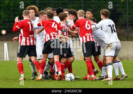 Swansea, Galles. 18 Gennaio 2022. Una mischia tra entrambe le squadre durante la partita della Professional Development League tra Swansea City Under 18s e Sheffield United Under 23s alla Swansea City Academy di Swansea, Galles, Regno Unito il 18 gennaio 2022. Credit: Duncan Thomas/Majestic Media. Foto Stock