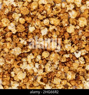 sfondo di popcorn caramello primo piano, snack dolci, popcorn caramello per guardare film Foto Stock