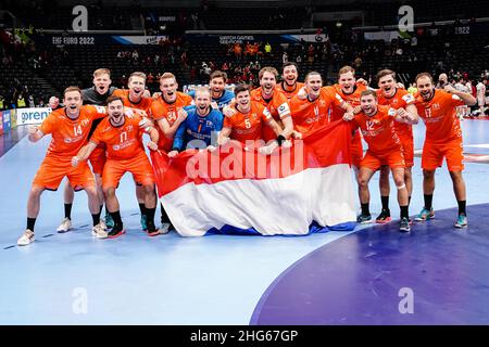 BUDAPEST, UNGHERIA - GENNAIO 18: Squadra dei Paesi Bassi che celebra la vittoria, Bobby Schagen dei Paesi Bassi, Dani Baijens dei Paesi Bassi, Bart Ravensbergen dei Paesi Bassi, Dennis Schellekens dei Paesi Bassi, Kay Smitts dei Paesi Bassi, N13, ISO Sluijters dei Paesi Bassi, Rutger Ten Velde dei Paesi Bassi, Alec Smit dei Paesi Bassi, Luc Steins dei Paesi Bassi, Ivo Steins dei Paesi Bassi, Dani Baijens, Jasper Adams dei Paesi Bassi durante la partita maschile EHF Euro 2022 Gruppo B tra Paesi Bassi e Portogallo al MVM Dome il 18 gennaio 2022 a Budapest, Hun Foto Stock