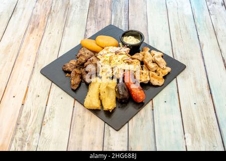 Il grill venezuelano è composto da manzo, chorizo, pollo, budino nero, costolette di maiale o costolette, accompagnato da guarniture di manioca, allaquitas, arepa Foto Stock