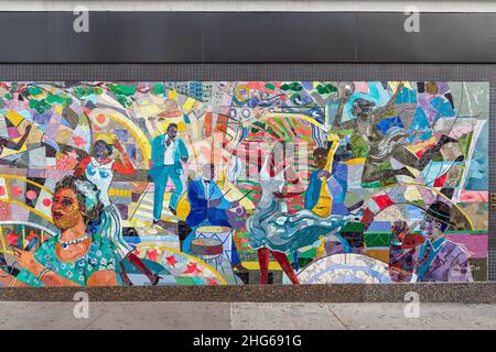 Harlem, Manhattan, New York City, New York, USA. Novembre 4, 2021. Mosaico murale 'lo Spirito di Harlem' di Louis Delsarte. Foto Stock