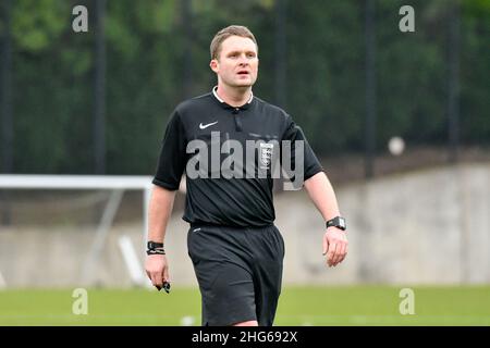 Swansea, Galles. 18 Gennaio 2022. Match Referee Liam Beames durante la partita Professional Development League tra Swansea City Under 18s e Sheffield United Under 23s alla Swansea City Academy di Swansea, Galles, Regno Unito il 18 gennaio 2022. Credit: Duncan Thomas/Majestic Media. Foto Stock