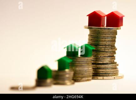 La disuguaglianza finanziaria espressa come differenze nelle differenze di altezza delle monete e nella proprietà delle case Foto Stock