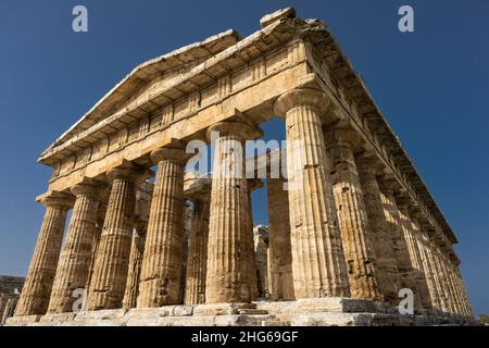 Paestum era una grande città greca antica sulla costa del Mar Tirreno. Le rovine di Paestum sono famose per i loro tre templi greci. Foto Stock