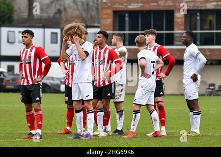 Swansea, Galles. 18 Gennaio 2022. I giocatori di entrambe le squadre durante la partita della Professional Development League tra Swansea City Under 18s e Sheffield United Under 23s alla Swansea City Academy di Swansea, Galles, Regno Unito il 18 gennaio 2022. Credit: Duncan Thomas/Majestic Media. Foto Stock