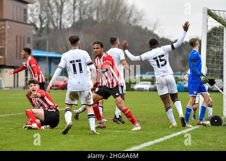 Swansea, Galles. 18 Gennaio 2022. Seconda metà dell'azione durante la partita della Professional Development League tra Swansea City Under 18s e Sheffield United Under 23s alla Swansea City Academy di Swansea, Galles, Regno Unito il 18 gennaio 2022. Credit: Duncan Thomas/Majestic Media. Foto Stock