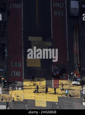 New York, Stati Uniti. 18th Jan 2022. I pedoni attraversano 42nd Street martedì 18 gennaio 2022 a New York City. Foto di John Angelillo/UPI Credit: UPI/Alamy Live News Foto Stock