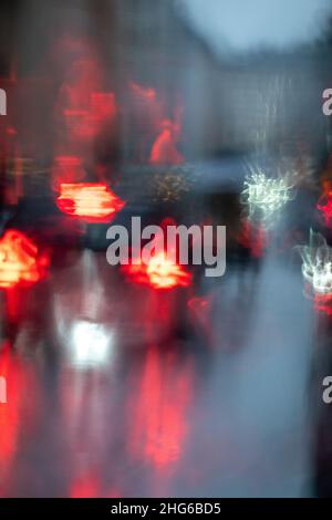 Situazioni di traffico sudicio sparato attraverso finestra piovosa Foto Stock