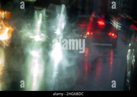 Situazioni di traffico sudicio sparato attraverso finestra piovosa Foto Stock