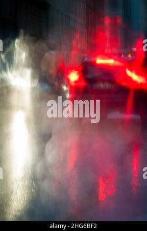 Situazioni di traffico sudicio sparato attraverso finestra piovosa Foto Stock