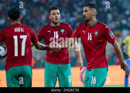 YAOUNDE, CAMERUN - GENNAIO 18: Sofiane Boufal del Marocco festeggia con Aymen Barkok, Selim Amallah dopo aver segnato il gol durante la partita del gruppo C della Coppa delle nazioni 2021 tra Gabon e Marocco allo Stade Ahmadou Ahidjo il 18 gennaio 2022 a Yaounde, Camerun. (Foto di SF) Foto Stock