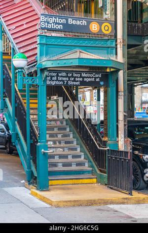 Brighton Beach, Brooklyn, New York City, New York, USA. Novembre 6, 2021. Scale fino alla stazione della metropolitana di Brighton Beach. Foto Stock