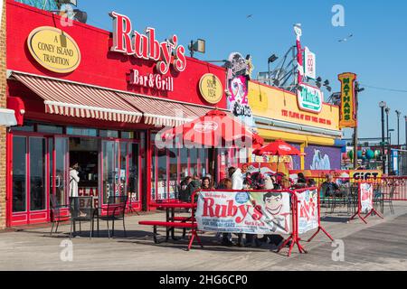 Coney Island, Brooklyn, New York City, New York, USA. Novembre 6, 2021. Ristoranti sul lungomare di Coney Island. Foto Stock