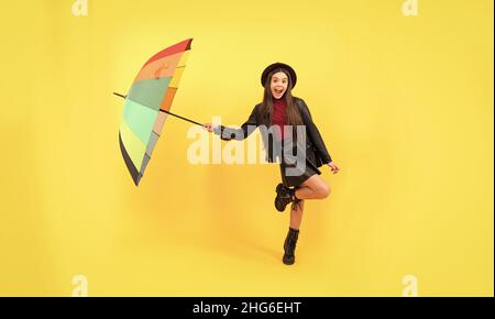 torna a scuola. accessorio di moda autunnale. felice ragazza elegante in pelle. Foto Stock