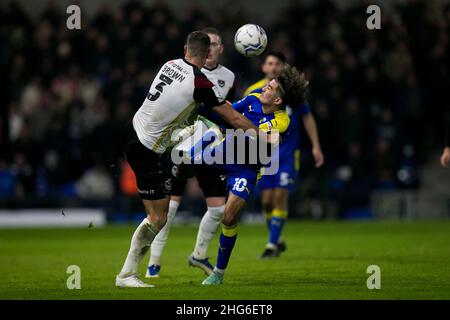 WIMBLEDON, REGNO UNITO. JAN 18th Ayoub Assal di AFC Wimbledon controlla la palla durante la partita della Sky Bet League 1 tra AFC Wimbledon e Portsmouth a Plow Lane, Wimbledon martedì 18th gennaio 2022. (Credit: Federico Maranesi | MI News) Credit: MI News & Sport /Alamy Live News Foto Stock