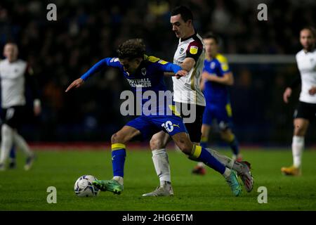 WIMBLEDON, REGNO UNITO. JAN 18th Ayoub Assal di AFC Wimbledon controlla la palla durante la partita della Sky Bet League 1 tra AFC Wimbledon e Portsmouth a Plow Lane, Wimbledon martedì 18th gennaio 2022. (Credit: Federico Maranesi | MI News) Credit: MI News & Sport /Alamy Live News Foto Stock