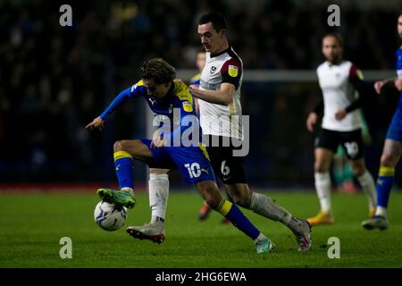 WIMBLEDON, REGNO UNITO. JAN 18th Ayoub Assal di AFC Wimbledon controlla la palla durante la partita della Sky Bet League 1 tra AFC Wimbledon e Portsmouth a Plow Lane, Wimbledon martedì 18th gennaio 2022. (Credit: Federico Maranesi | MI News) Credit: MI News & Sport /Alamy Live News Foto Stock