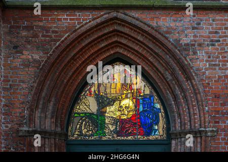 Lubeck, Germania, 15 gennaio 2022: Finestra di Markus Lupertz al Portale della Cappella Danza della morte nella Marienkirche (St Chiesa di Maria), moderna Foto Stock