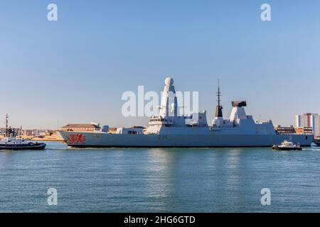 D35 HMS Dragon, uno dei cacciatorpediniere per la difesa aerea della Royal Navy di tipo 45, con partenza da Portsmouth Harbour, Portsmouth, Hampshire, South Coast England Foto Stock