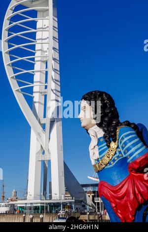 Una colorata statuetta dall'HMS Marlborough e dalla Spinnaker Tower presso il negozio outlet Gunwharf Quays di Portsmouth Harbour, Hampshire, nella costa meridionale dell'Inghilterra Foto Stock